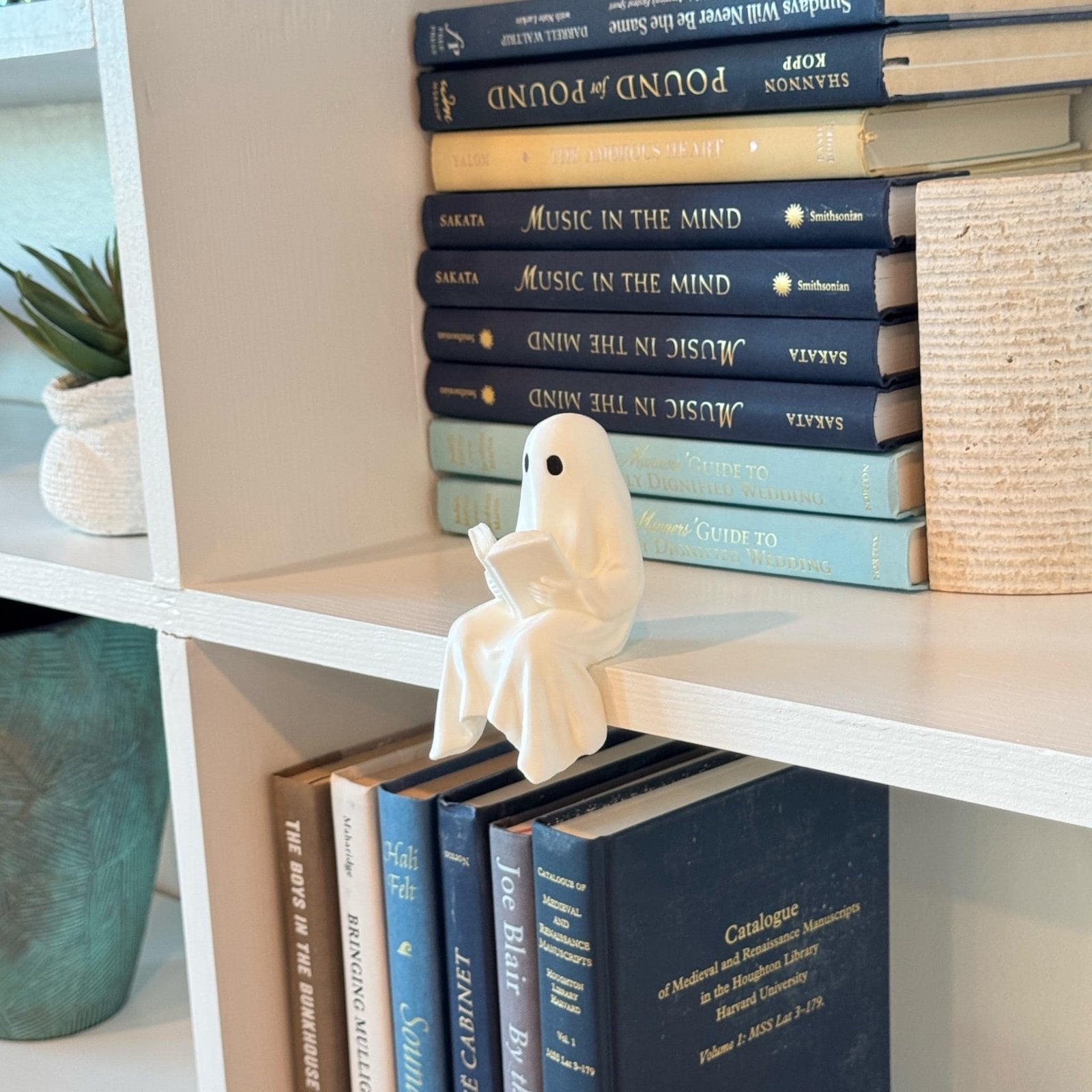 Cute Ghost Reading Figurine | Spooky Halloween Shelf Decoration, Adorable Ghost Ornament for Bookcases, Haunted Home & Cozy Fall Decor